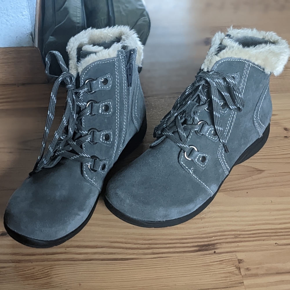 Earth Origins Grey Suede and fur Lace up Boots